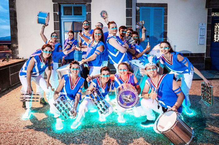 La troupe pose de nuit, chaussures équipées de LED