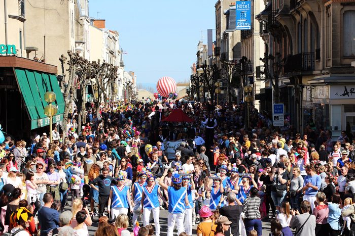Le cortège remonte une rue noire de monde