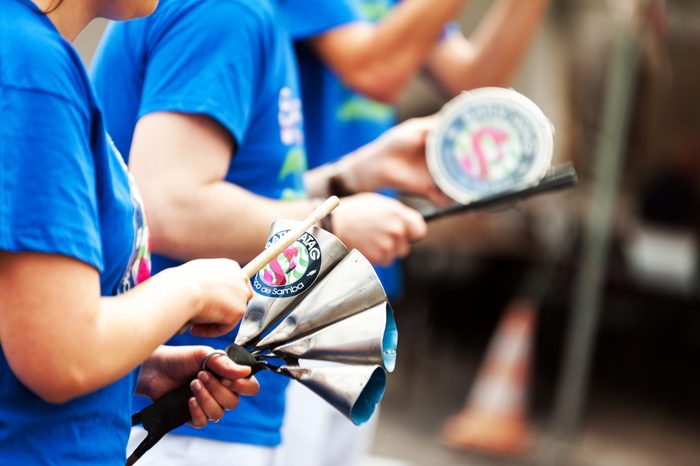 Gros plan sur un instrument aux couleurs de BATUCATAG