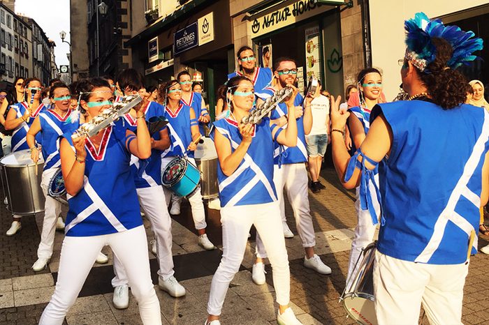 Les musiciens jouent en avançant dans la rue