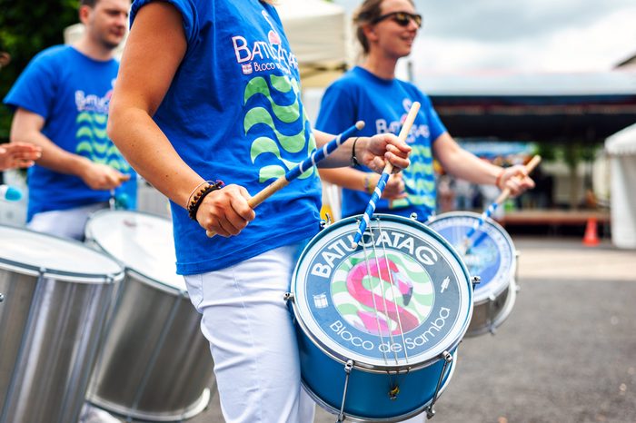 Deux joueurs de surdo, la grosse caisse de la batucada