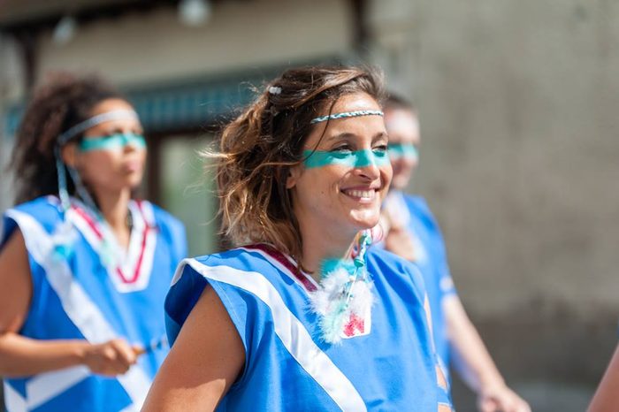 Deux musiciennes souriantes pendant une déambulation