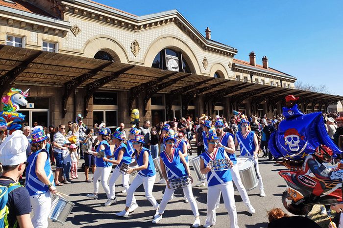 Le cortège défile devant un grand bâtiment
