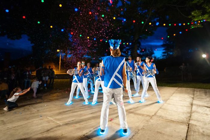 La troupe joue de nuit, silhouettes et LED