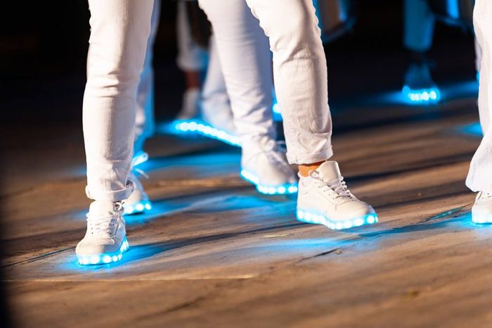Gros plan sur les chaussures lumineuses des musiciens