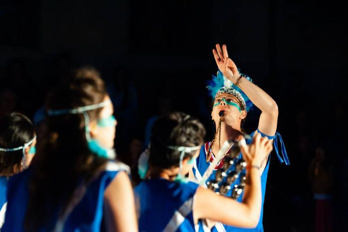 Musiciennes bras levés pendant la prestation