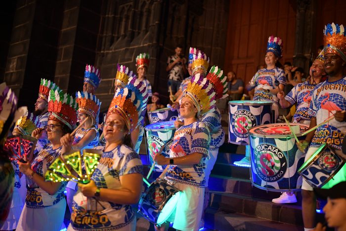 Cortège de nuit, coiffes de plumes et instruments équipés de LED
