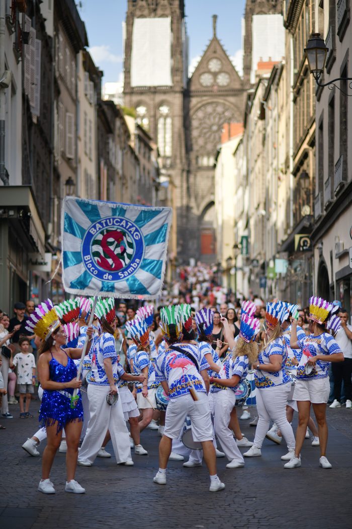 Le drapeau du bloco porté en tête du cortège, dans une rue en pente